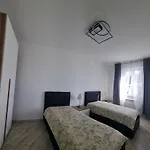 Sunny Centralapartment -3 Bedrooms ,private Parking 아파트