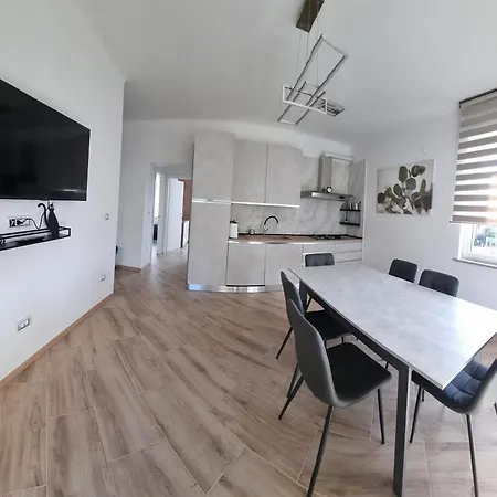 Sunny Centralapartment -3 Bedrooms ,private Parking Appartement *