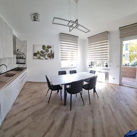 Sunny Centralapartment -3 Bedrooms ,private Parking