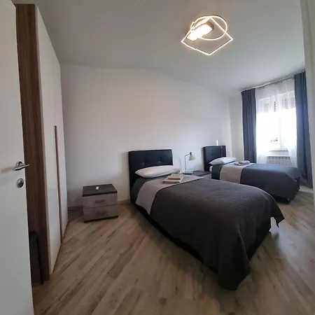 Sunny Centralapartment -3 Bedrooms ,private Parking *