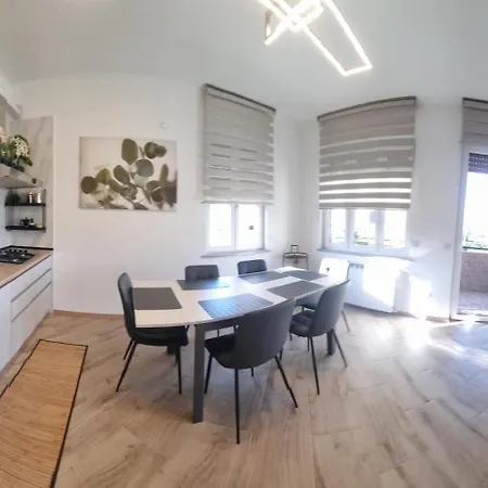 Sunny Centralapartment -3 Bedrooms ,private Parking