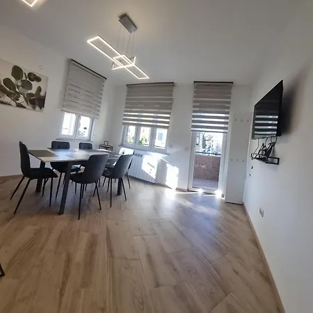 Sunny Centralapartment -3 Bedrooms ,private Parking *