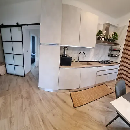 Sunny Centralapartment -3 Bedrooms ,private Parking *
